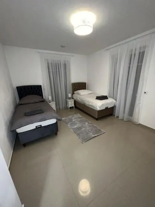 Apartmán Luxus-Doppelhaushaelfte Im Ruhigen Blumenviertel Berlín